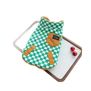 Gilet in pile a scacchi verdi per cani con tasche marroni per calore e comfort