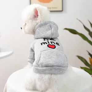 Detalle de sudadera gris para perro con texto Be Mine y bordado de corazón en algodón suave