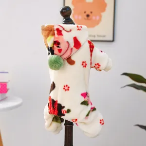 Vista detallada del mono beige para mascotas con estampados florales y pompón de peluche