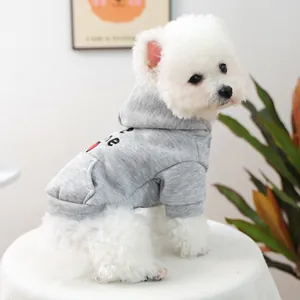 Detalle de sudadera gris para perros pequeños con estampado de corazón y puños elásticos