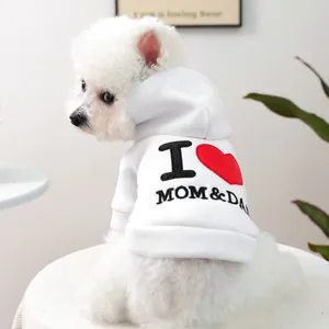 Détail du sweat blanc pour chien avec imprimé I Love Mom and Dad pour petits chiens