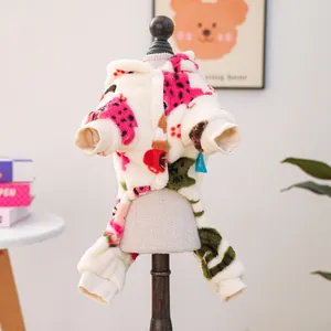 Detalle del pijama de felpa para mascotas con estampado de frutas, broches y puños elásticos