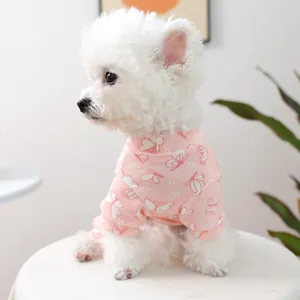 Detail eines rosa weichen Haustierpullovers mit weißem Schmetterlingsdruck für Hunde