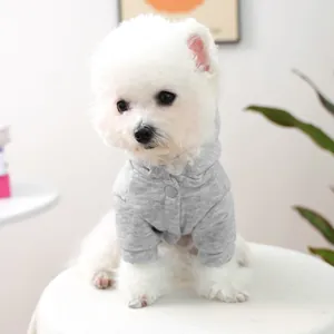 Primer plano de sudadera gris claro con capucha para perro pequeño con cierre de botón