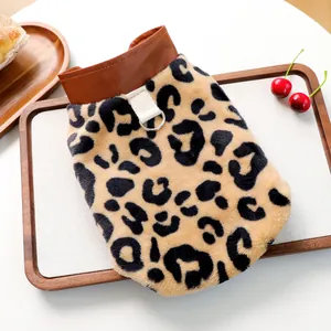 Leopardenmuster Plüsch-Hundejacke mit Metall-D-Ring-Geschirr auf Holztablett Dekoration
