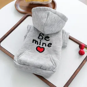 Detalle de sudadera gris para perro con estampado Be Mine, corazón y anillo en D metal