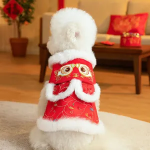 Vêtement de fête rouge pour chien, style chinois avec fourrure blanche et broderie