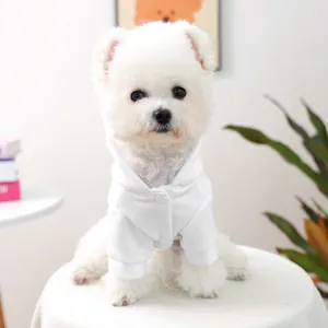Gros plan d'un sweat à capuche blanc pour petits chiens avec fermeture à boutons