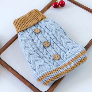 Blauer Zopfstrick-Hundepullover mit Holzknöpfen und braunen Rippbündchen für den Winter