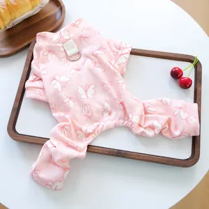 Detailansicht des rosa Strick-Tieroveralls mit Schmetterlingsprint und Metall-D-Ring für Leinen