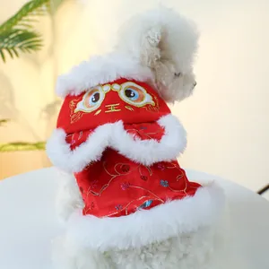 Veste rouge festive pour chien avec broderie de danse du lion et bordure en fausse fourrure