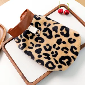 Detailaufnahme der Leoparden-Plüschjacke für Haustiere mit Lederkragen und metallenem D-Ring-Verschluss