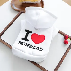 Détail du sweat à capuche blanc pour animaux avec broderie I Love Mom and Dad et anneau en D