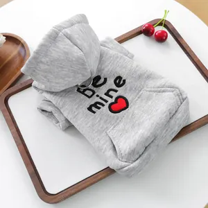Detalle de sudadera gris para mascotas con bordado Be mine y tejido de punto suave