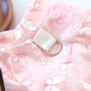 Makroaufnahme der rosa Weste mit Schmetterlingsdruck und robustem Metall-D-Ring für Hunde