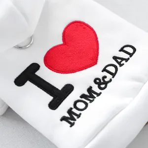 Détail du sweat pour animal blanc avec broderie 'I love Mom & Dad' de haute qualité