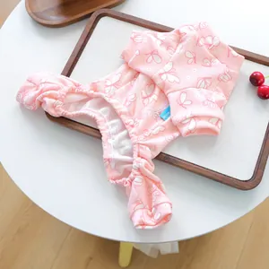 Nahaufnahme der rosa Haustier-Schlafanzüge mit Schmetterlingsmuster und Baumwolle