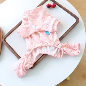 Detailansicht des rosa geblümten Haustier-Pyjamas mit elastischen Bündchen und Markenetikett