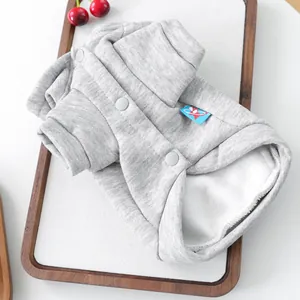 Detalle de la sudadera gris para mascotas con forro polar cálido y botones a presión