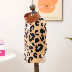 Nahaufnahme der Leoparden-Hundeweste mit flauschigem Kunstfell und silbernem D-Ring