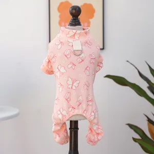 Detail eines rosa Schmetterling-Haustier-Overalls mit Rippstoff und D-Ring-Leinenbefestigung