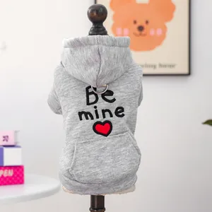 Detalle de sudadera gris para mascota con bordado Be mine y anillo en D para enganchar la correa
