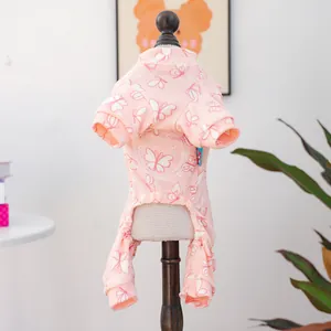 Detail eines rosa Haustier-Jumpsuits mit Schmetterlingsdruck und weichen Rippbündchen