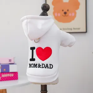 Détail du sweat blanc pour chien avec broderie I love Mom and Dad et anneau en D métal