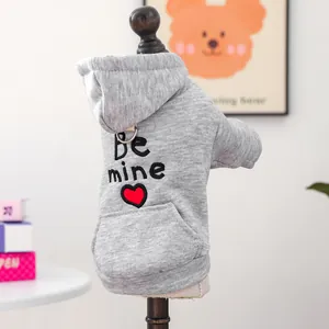Detalle de sudadera gris para perro con bordado Be mine, capucha y anillo en D