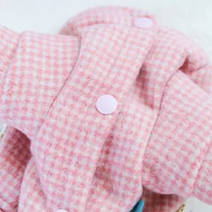 Vue détaillée du tissu à carreaux roses pour animaux avec fermeture à bouton-pression