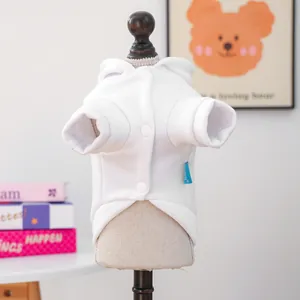 Gros plan détaillé d'un sweat à capuche blanc pour animaux avec boutons-pression