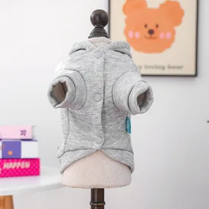 Detalle de suave textura gofrada gris y botones en la sudadera con capucha para perros
