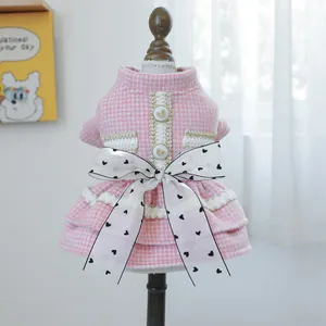 Robe de princesse rose à carreaux pour animaux avec boutons coeur et nœud sur mannequin