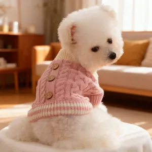 Rosa Strickpullover für Haustiere mit Zopfmuster und Holzknöpfen für kleine Hunde