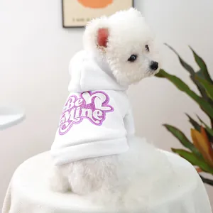 Primer plano de sudadera blanca para mascotas con letras Be Mine en purpurina lila