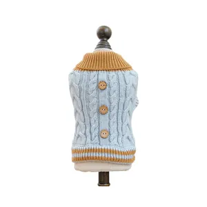 Dicker warmer hellblauer Zopfstrick-Hundepullover mit Rollkragen und drei Holzknöpfen