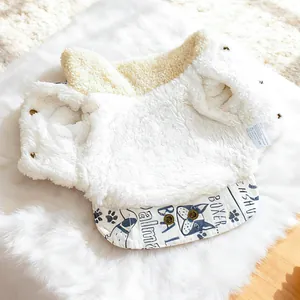 Detail der warmen weißen Fleece-Haustierweste mit Metalldruckknöpfen und Cartoon-Futter