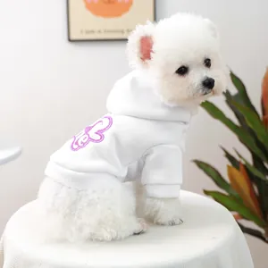 Detalle de sudadera blanca para perro con bordado púrpura en algodón suave de punto fino