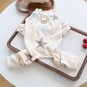 Detailansicht eines bedruckten Hundeoveralls mit D-Ring-Haken für die Leine in Beige
