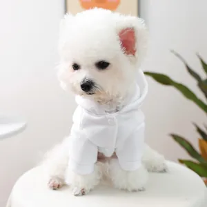 Primer plano de sudadera blanca para mascotas con botones a presión y tejido suave