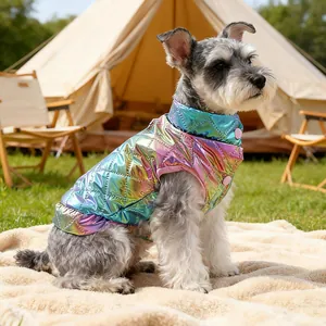 Schillernde gesteppte Haustierweste mit Metallic-Finish und warmem Futter für kleine Hunde