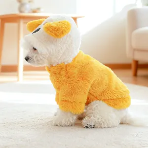 Detail eines gelben Haustier-Hoodies mit Ohrenkapuze und weichem Plüsch für kleine Hunde
