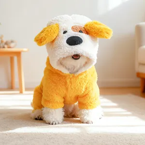 Detail eines gelb-weißen Plüsch-Hundehoodies mit 3D-Ohren und weichem Fleece-Stoff