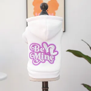 Sudadera blanca para perros pequeños y gatos con bordado Be Mine en color lila