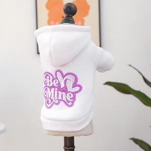 Detalle de sudadera blanca para mascotas con bordado Be Mine y suave tejido de vellón