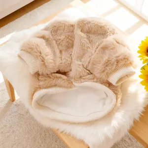 Macro del tessuto felpato color crema per cappotto invernale con polsini a costine e fodera
