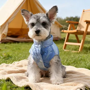 Details der blauen gesteppten Hundeweste mit Druckknöpfen und Rautenmuster beim Camping