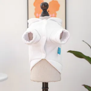 Primer plano de sudadera blanca con capucha para mascotas con botones a presión en maniquí