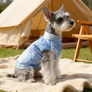 Detail einer gesteppten hellblauen warmen Haustierweste mit Wolkenmuster am Hund