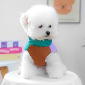 Dettaglio del gilet impermeabile bicolore per cani con collo alto per taglie piccole